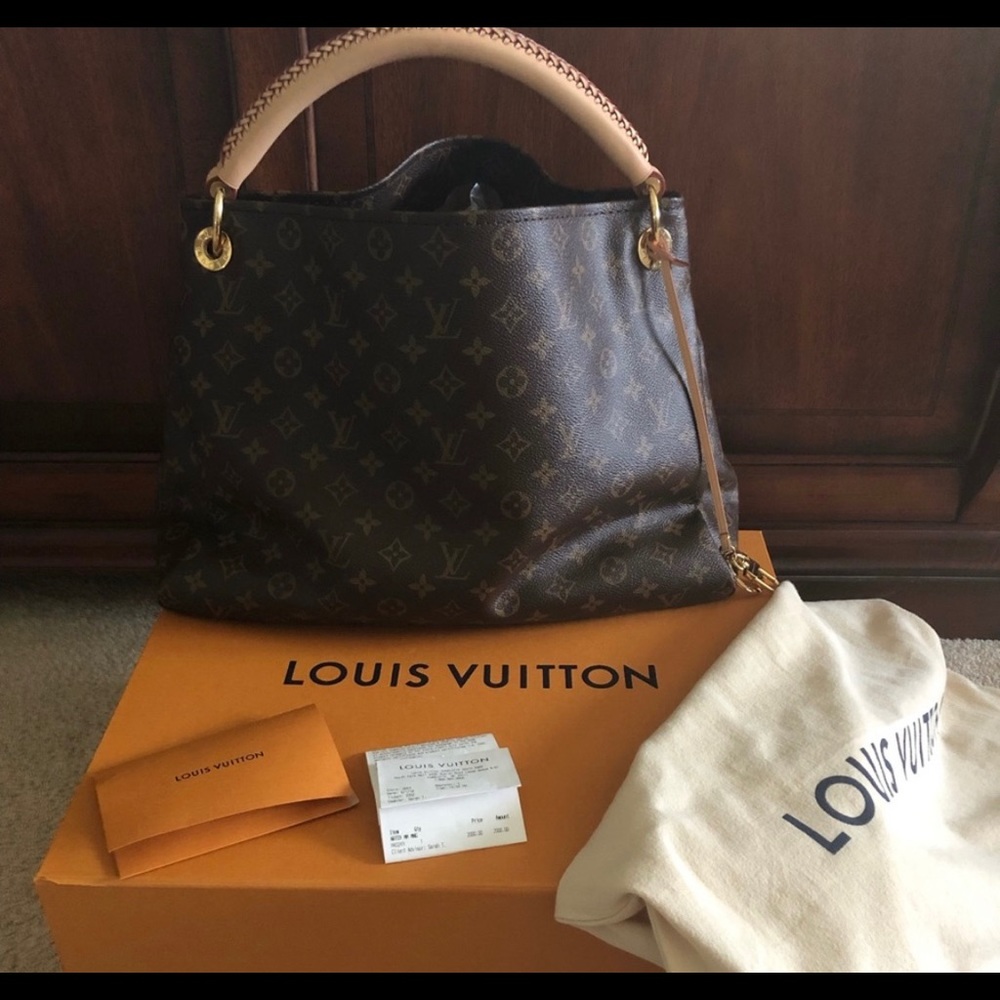 LV ARTSY.